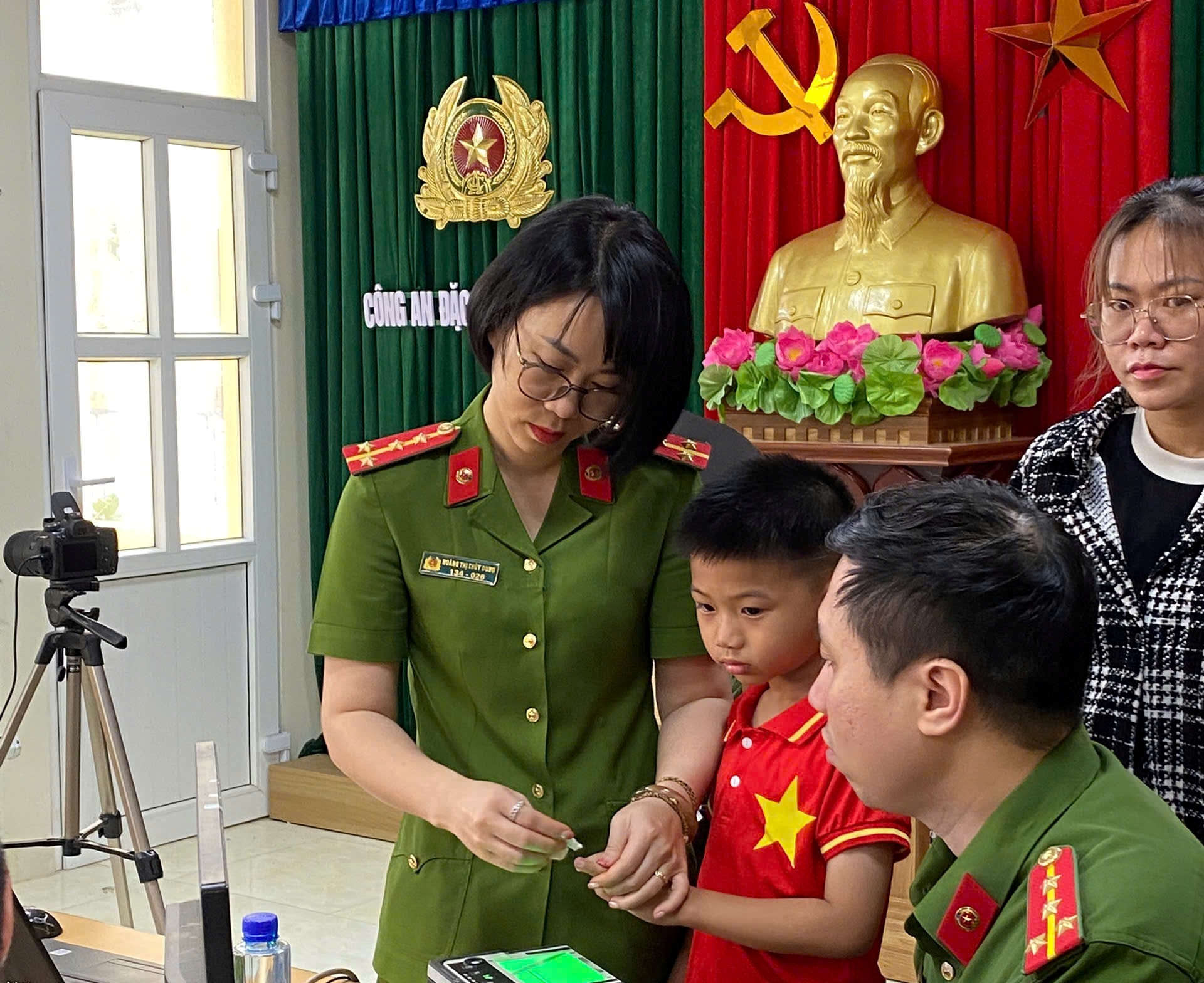 Phòng Cảnh sát QLHC về TTXH: Đẩy mạnh thu nhận hồ sơ cấp thẻ căn cước, định danh điện tử tại Đặc khu Bạch Long Vĩ